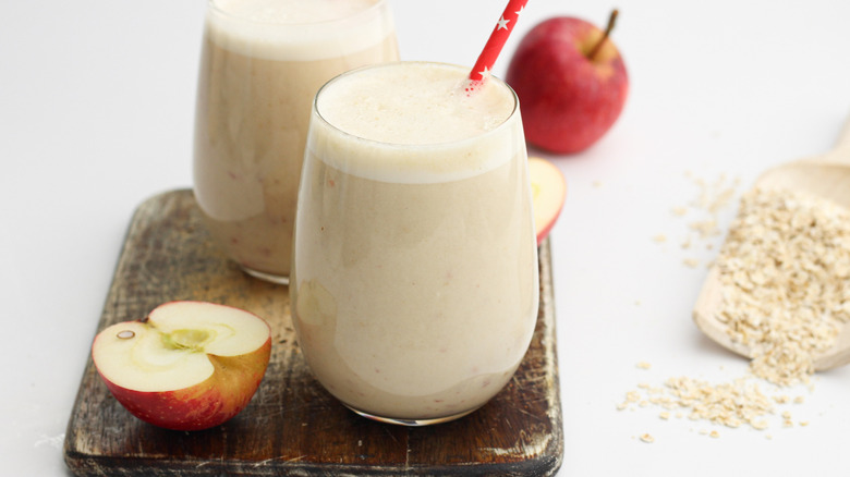 Apple pie smoothies on wooden board