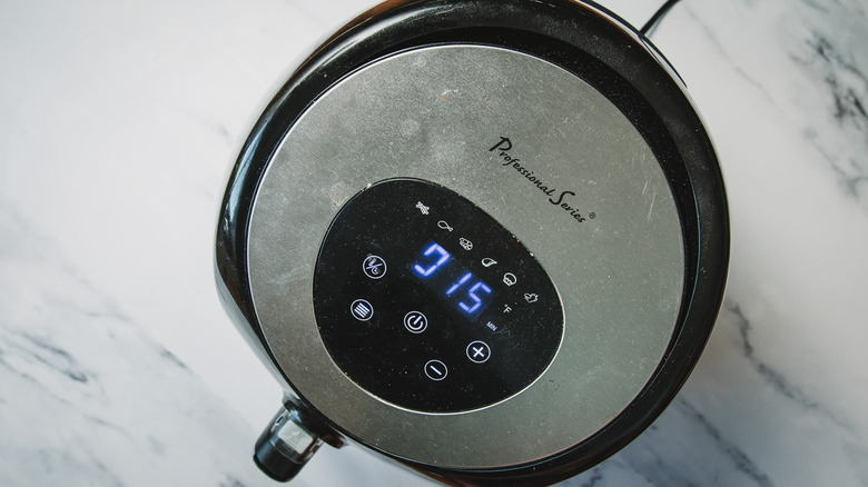 Air fryer set to 15 minutes.