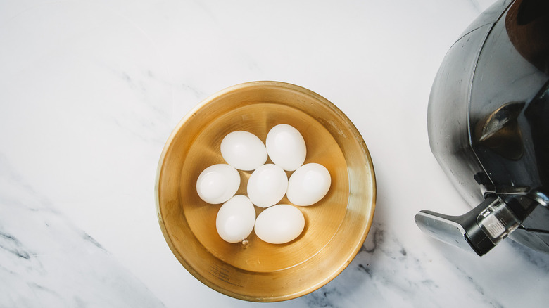 Eggs in bolw in ice water
