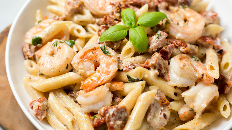 shrimp pasta in white bowl