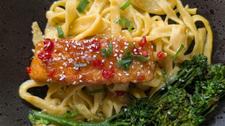 家常料理：Dee Freney 的辣味蜂蜜釉鮭魚