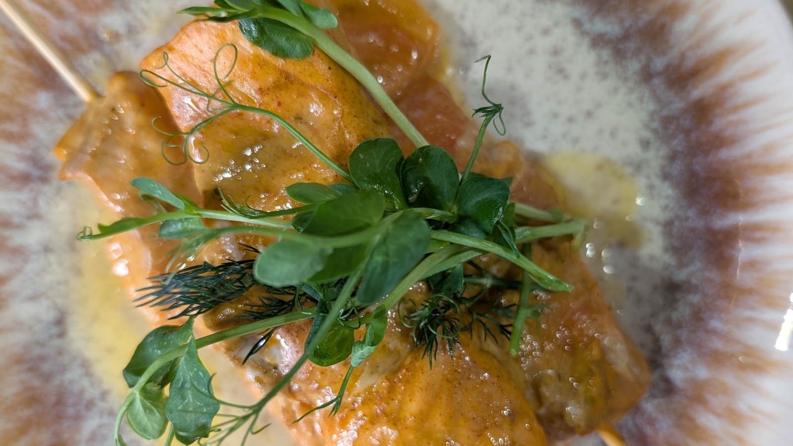 Aisling Larkin 的 tikka 風味三文魚，搭配奶油黃瓜蘿蔔沙拉與珠光米飯