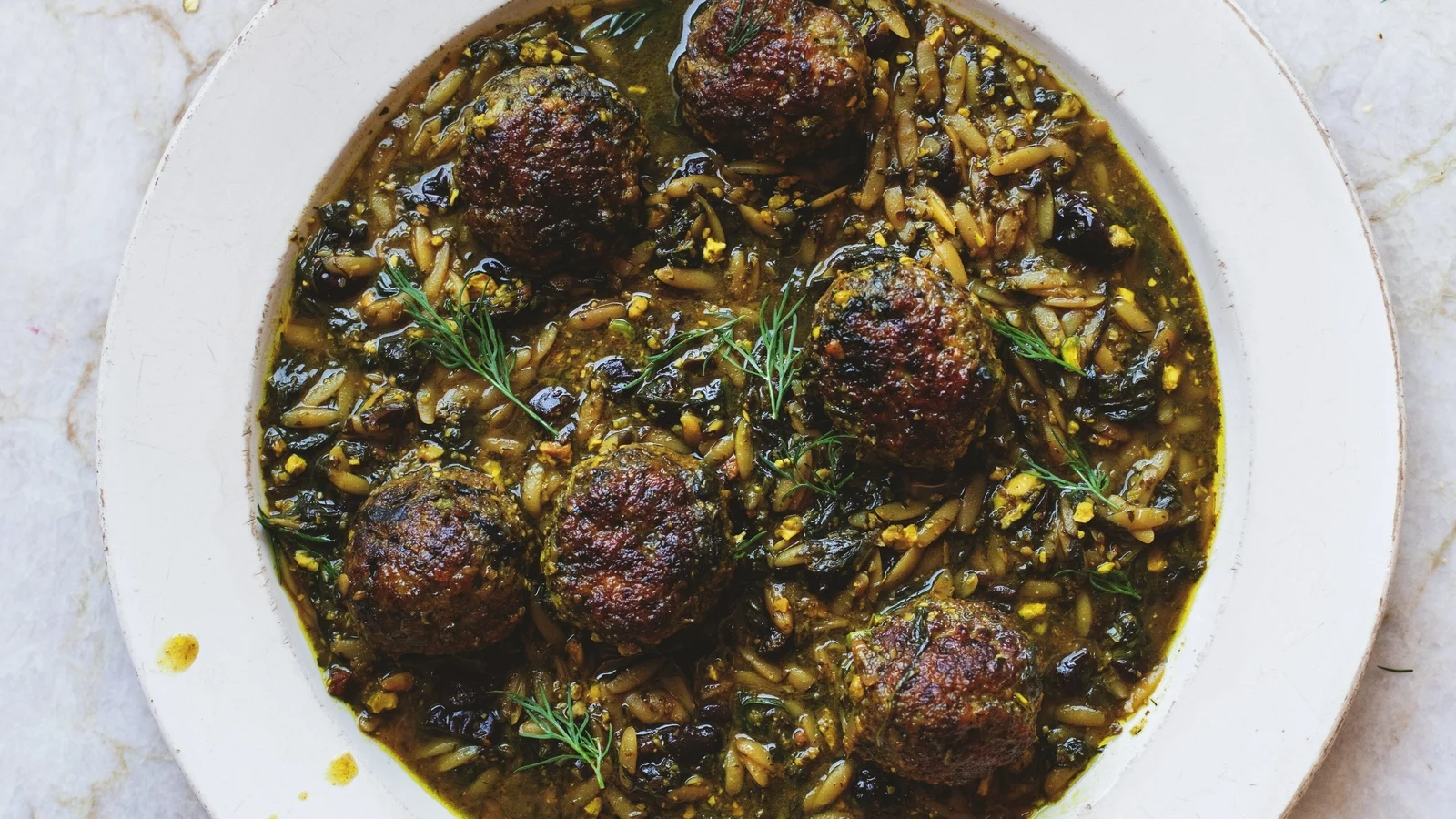 Yotam Ottolenghi 的雞肉丸子搭配菠菜