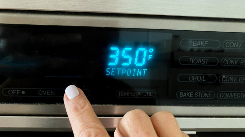 finger setting oven temperature