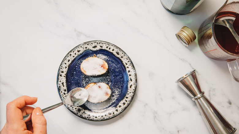 Sprinkling figs with sugar